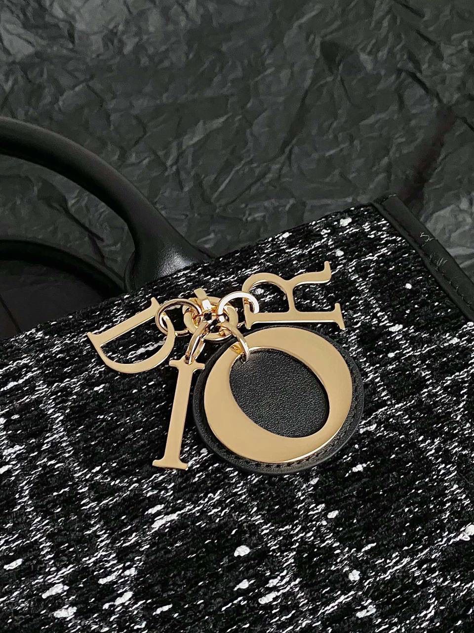 🈶粗花呢中号 𝗗𝗜𝗢𝗥 𝗯𝗼𝗼𝗸 𝘁𝗼𝘁𝗲24早春 去年12月入的原版开发面料 历经万苦反复调试好多遍，终于等到 工序繁琐多股线绣黑白粗花呢藤格纹理 真是一分钱一分货了，高成本低利润💰🥹 带着十分的诚意开发的这系列 那种低调高贵气质就很抓人，喜欢死了 我个人觉得比小香的花呢更年轻化 金色字母吊饰点缀恰到好处啊 也越来越多人爱背大包真正的无性别之分 可以背的大托特，简直不要太棒🤟🏻 36.5×28×17.5