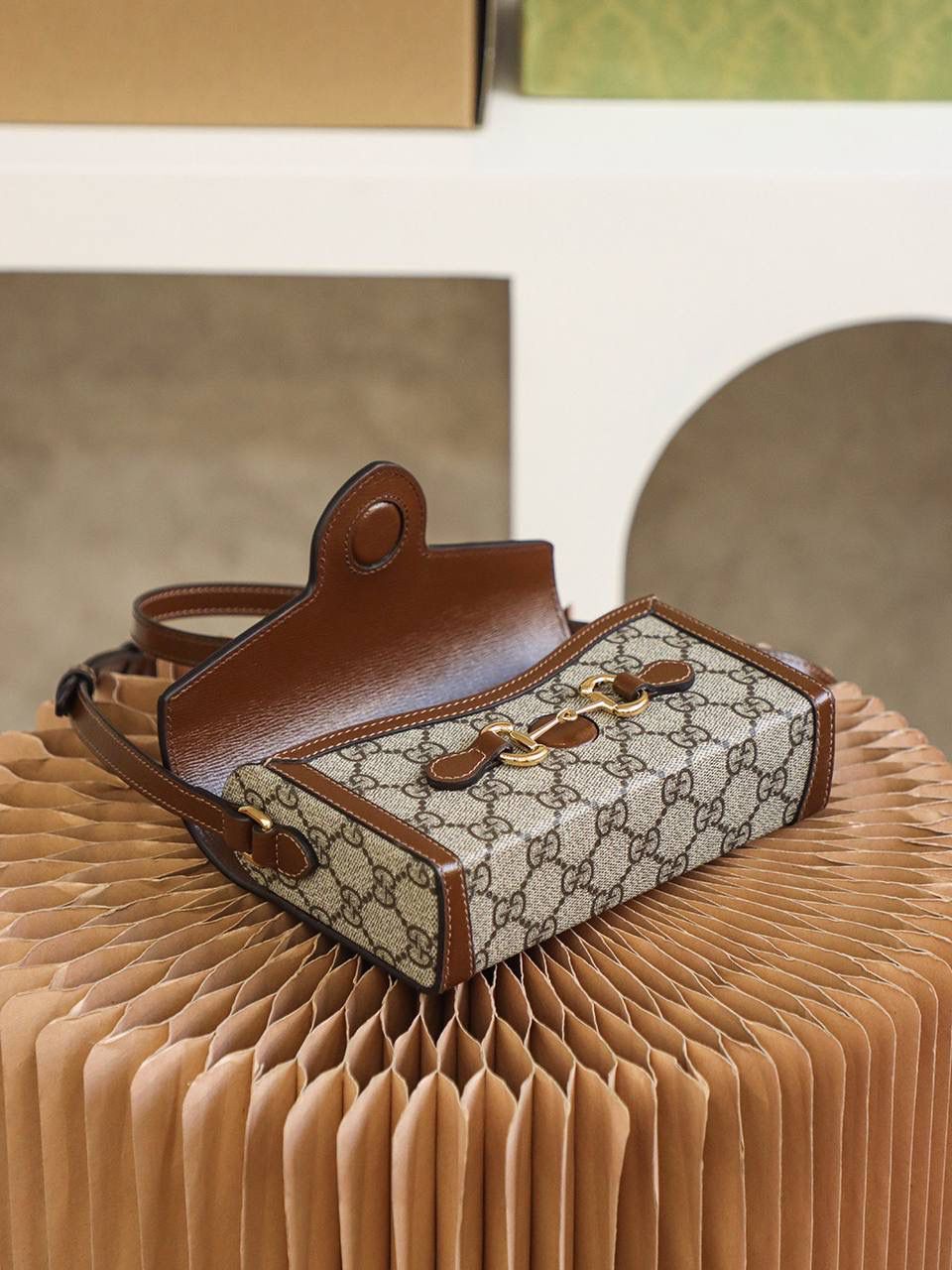 𝟏𝟗𝟓𝟓 𝐌𝐢𝐧𝐢马衔扣【全铜版#699296#】 ❥尺寸：18*12*5cm 性价比之王，同时又是爆款推荐， 马衔扣𝟭𝟵𝟱𝟱系列中再次演绎出王炸爆款， 精致小巧的可可爱爱的造型， 这个尺寸真的太爱了，日常容纳量太赞了， 王牌元素𝟭𝟵𝟱𝟱该有的复古元素， 它都十分贴心的保留，增添了更多的可爱精致元素！ 必入手的性价比之王！🔥🔥