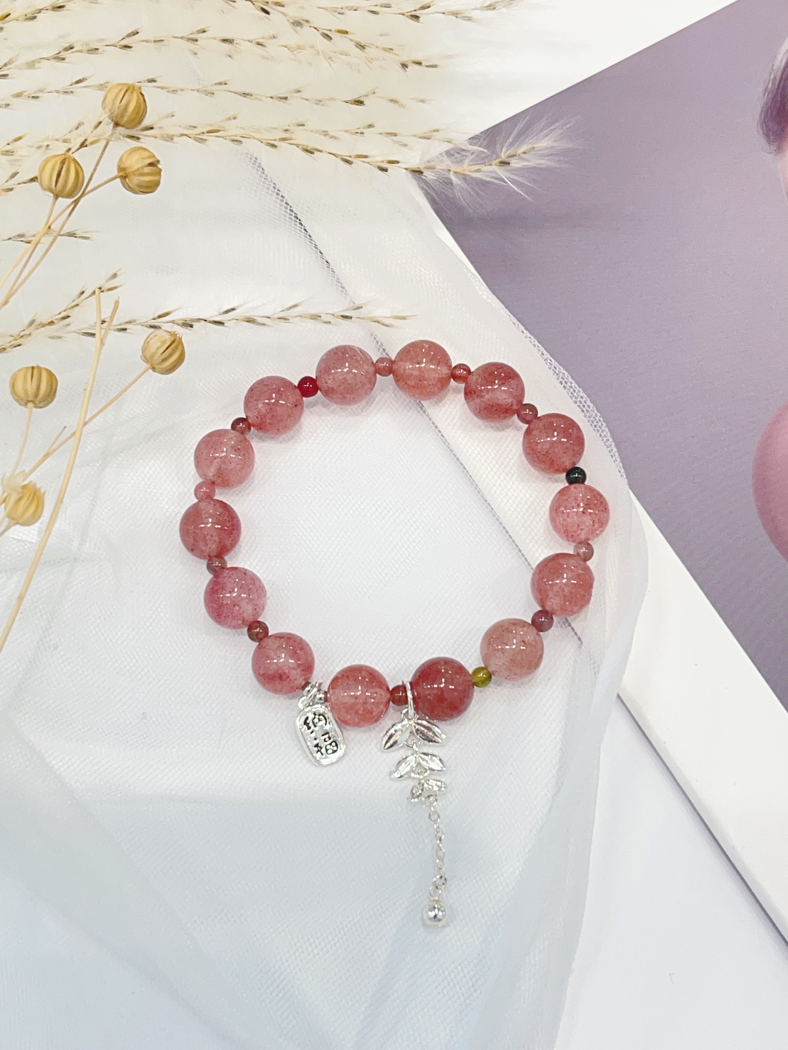 🍓草莓晶 Strawberry Quartz 手串｜10mm 纳福 × 小叶子设计款