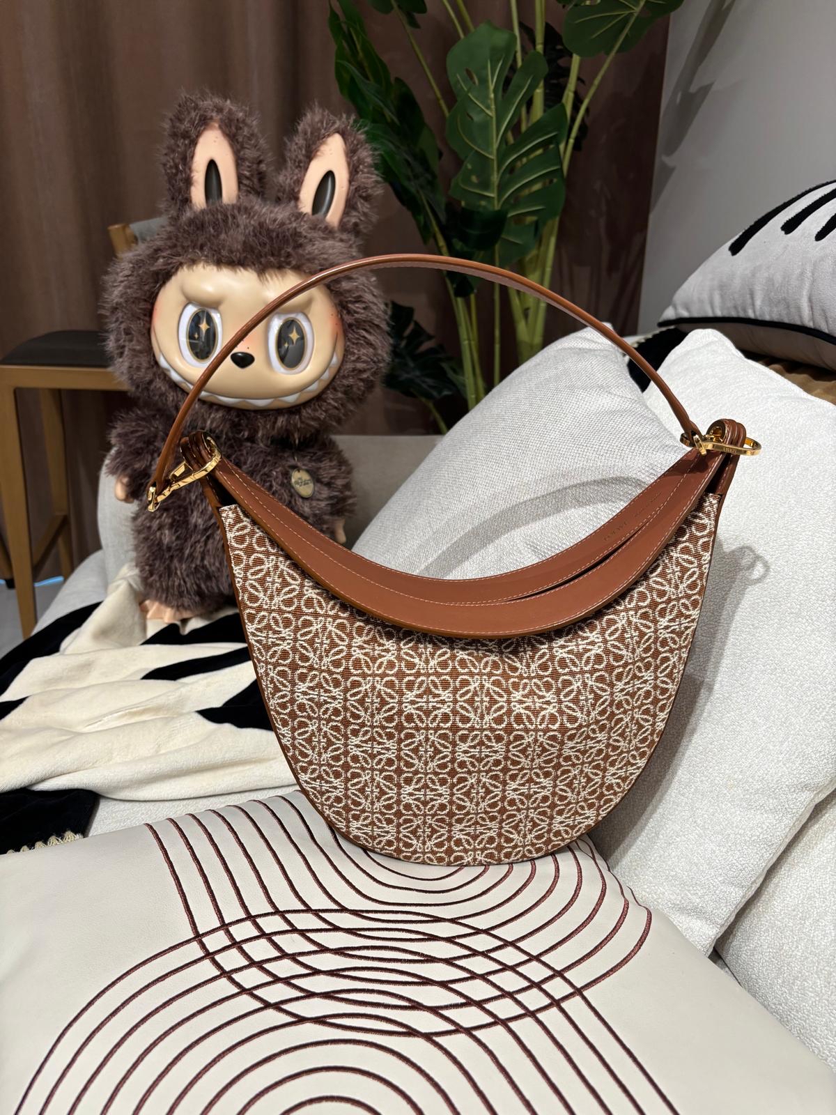 LOEWE LUNA hobo Bag 100%Authentic,98%new✅dust bag 