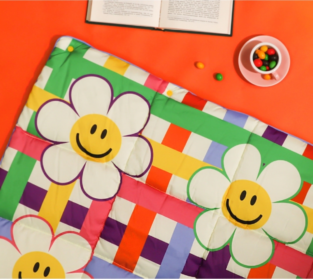 🌈 Wiggle Wiggle Padded Blanket – Rainbow Smile Check