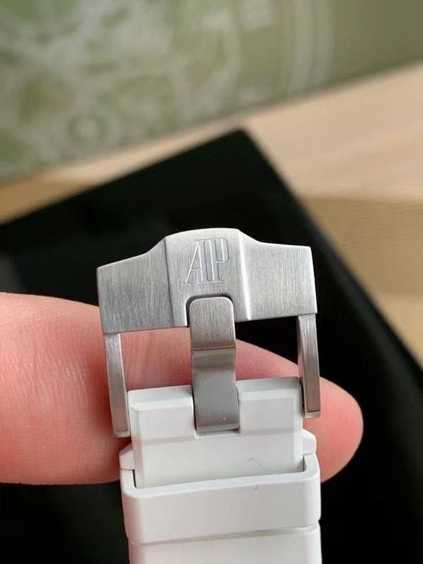 🚀全网独家新款，官网已停售 爱彼女款，皇家橡树离岸型，原装瑞士石英机芯、37表盘、厚度11.1毫米，原装进口防尘表带，反炫光处理蓝宝石水晶玻璃、包18K玫瑰金镶钻，32颗VV S足反南非真钻、精美绝伦、37表盘男女通杀！数量不多、手快有手慢无！