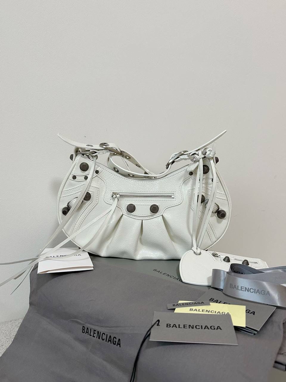 油蜡皮白银S/33cm🤍 Le Cagole半月包饺子包机车包 Wuhu！！让我重拾就对机车包的爱 半月弧形的包身，保留了软踏踏的皮料感 还有叮叮咚咚的流苏小钱包挂饰 最最让我欢喜的是多了面♥️小镜子！ 全方位细节拿捏住了～👌🏻 xs小号：26×16×10cm671309m s中号：33×16×8.4cm671307m