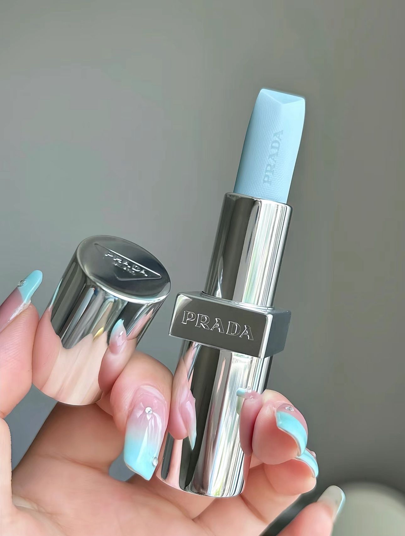 PRADA 斷貨王🩵超美冰藍🩵變色潤唇膏#U001