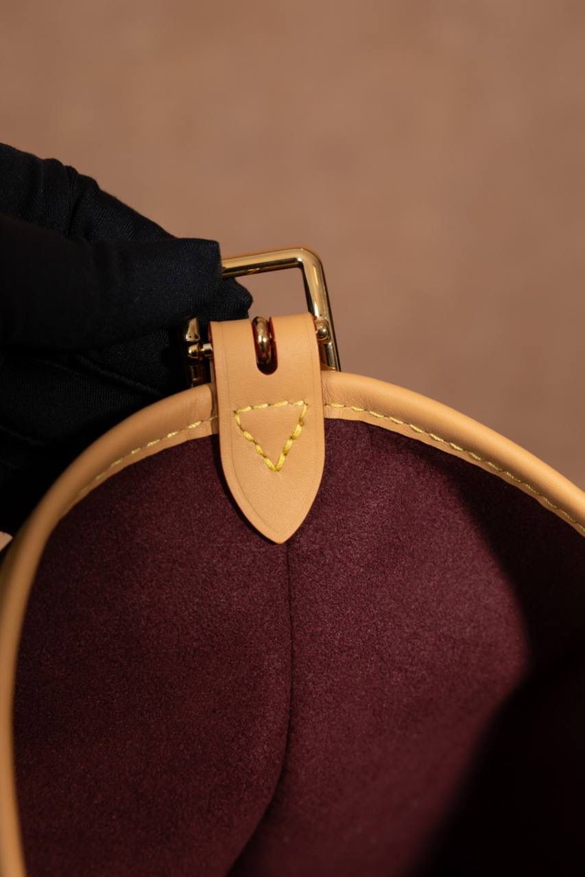 LV CARRYALL🎀 整体风格偏 休闲、随性、有点慵懒感，背上身直接爱上❤️ 字母包设计很贴心，不管是拿来当通勤包，还是妈咪包，都超级适合。容量大、很好装东西，而且又耐看又百搭，天天背都不会腻。 可以说是 又实用又好看的王者包款 了✨ 中号：尺寸 39×30×15cm 小号：尺寸 29x24x12cm 大小刚刚好，看起来大气又很实用。这款 Carryall 系列真的是爆款中的爆款，颜值超高，真的会让人一看就想要！从上市第一天开始就一直缺货，真的不是开玩笑的！！😍✨