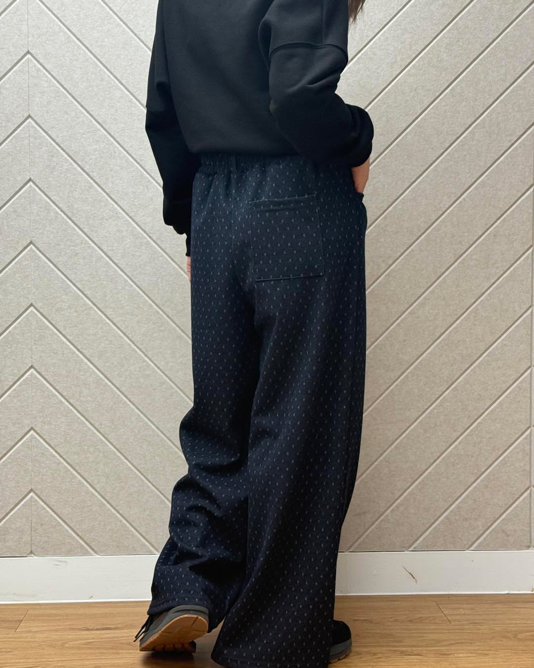 斜紋絨布闊身直腳褲