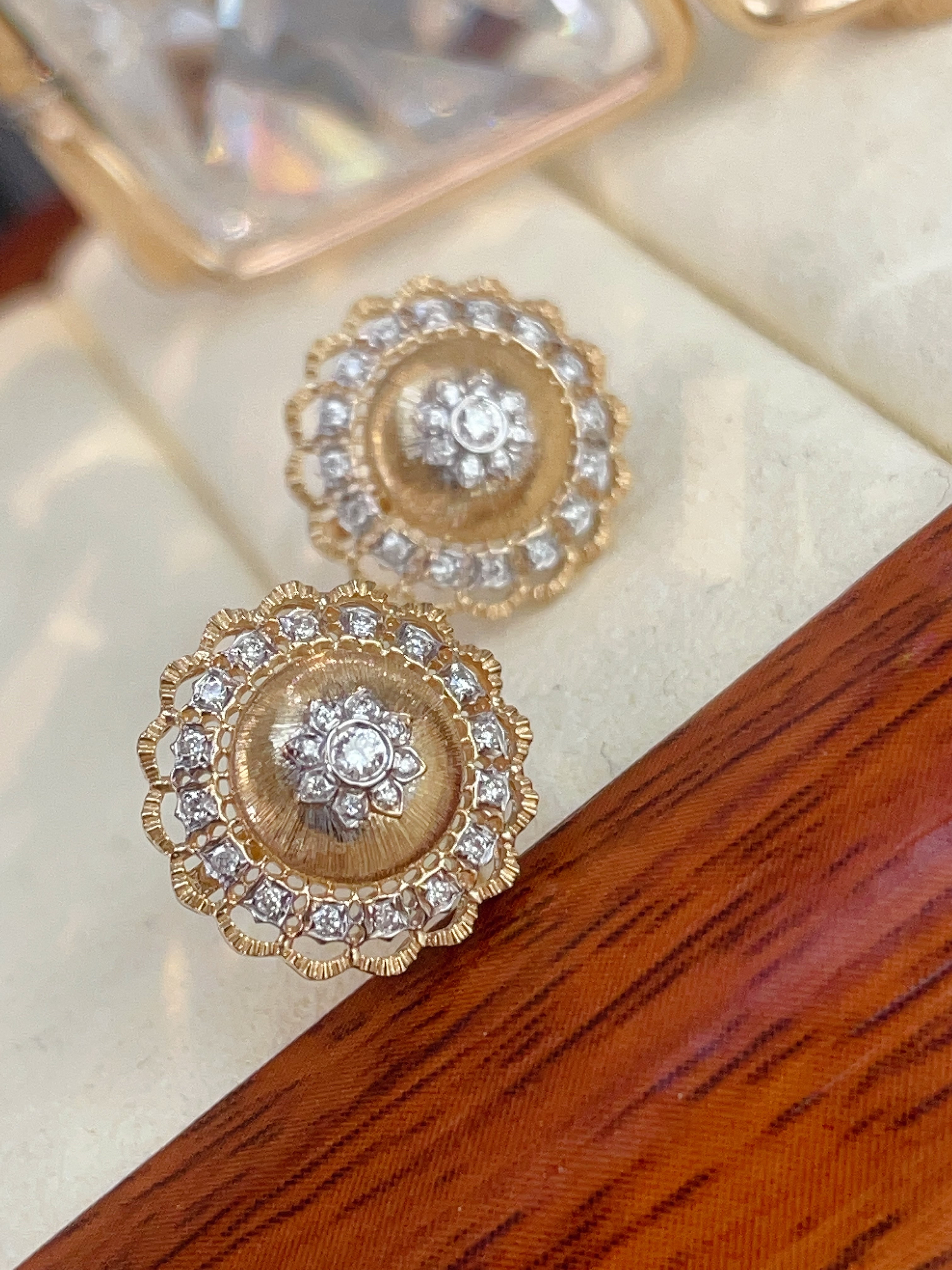 18K Gold Vintage Sunburst Diamond Stud Earrings N031332