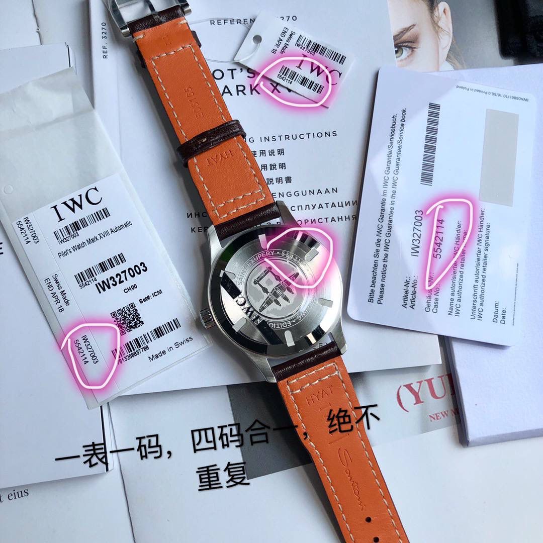 硬货首发，市场独家！IW327003，316L精钢材质，非凡工艺，让小厂知难而退！万国飞行员马克十八传承腕表，采用原装瑞士ETA王牌机芯w-300,40mm表径，全数字刻度超强夜光，双面防反光凸状蓝宝石玻璃表镜。独家渠道进口意大利SANTONI牛皮，一条牛皮成本相当于市场一般牛皮的几倍，在很多细节的把控上都已达到行业顶级，且多项可为标杆，整表细节一丝不苟。 原装价格3W余，一般人均可轻松驾驭，此款万国飞行员腕表视为万国经典款型，任何场景着装均适合佩戴，可谓百搭神器。全套包装出货