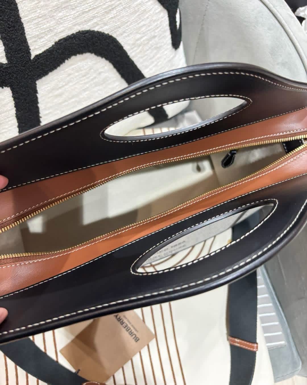 BURBERRY POCKET bag large 2WAY BAG ,100%Authentic ,98%new  ✅strap✅dust bag