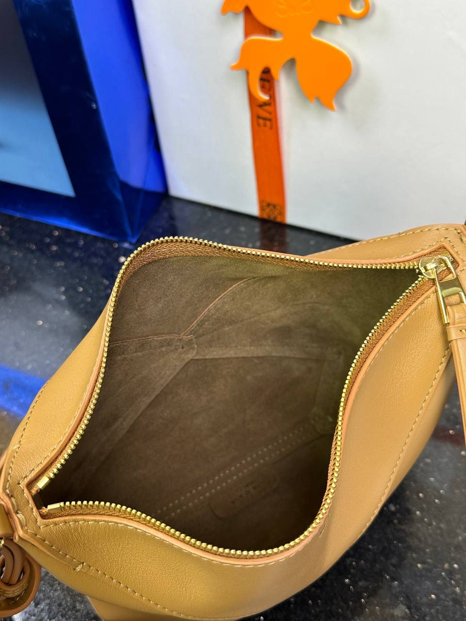 ♥️𝙋𝙪𝙯𝙯𝙡𝙚 𝙁𝙤𝙡𝙙 ——【暖沙黄】 尺寸：𝟐𝟑-𝟔.𝟓-𝟏𝟓.𝟓𝐜𝐦 编码：522404 🎈经典几何为造型，以及柔软细腻的Napa牛皮，升级为可完全折叠的手拿包。 🎈自带一根🉑拆卸🉑调节的肩带，一包多背，多样化风格，秀场大放异彩😃日常实用性强👌 🎈配全套专柜礼盒🎁，给你满满的仪式感👀