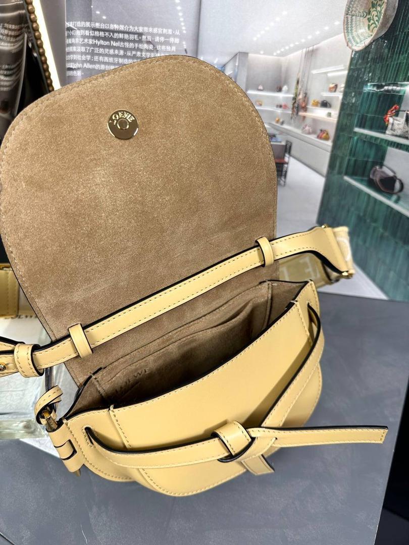 *𝘔𝘪𝘯𝘪 𝘎𝘢𝘵𝘦 𝘋𝘶𝘢𝘭 马鞍手袋 ✨上新 new in✨ 尺寸:15*12.5*9cm（中部最宽处21cm） 编码:522127 颜色: 织带/黄油色 将原本的细肩带更换成存在感更强的帆布宽肩带，点缀logo印花，休闲率性感满满！ 包身采用非常柔韧光滑小牛皮，内里麂皮，内置两个卡槽，Puls🉑️无忧。 经典造型手袋，换上了新肩带，估计又有不少包控要失去抵抗力啦👏🏻