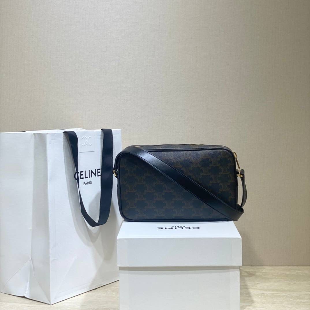 🔥大货实拍图 𝗖𝗘𝗟𝗜𝗡𝗘♥标志印花邮差包 不可否认Hedi的确做男款是很厉害的，这个老花相机包既实用又很好凹造型，绝对的好物推荐！型号：194502 尺寸：23*15*5cm