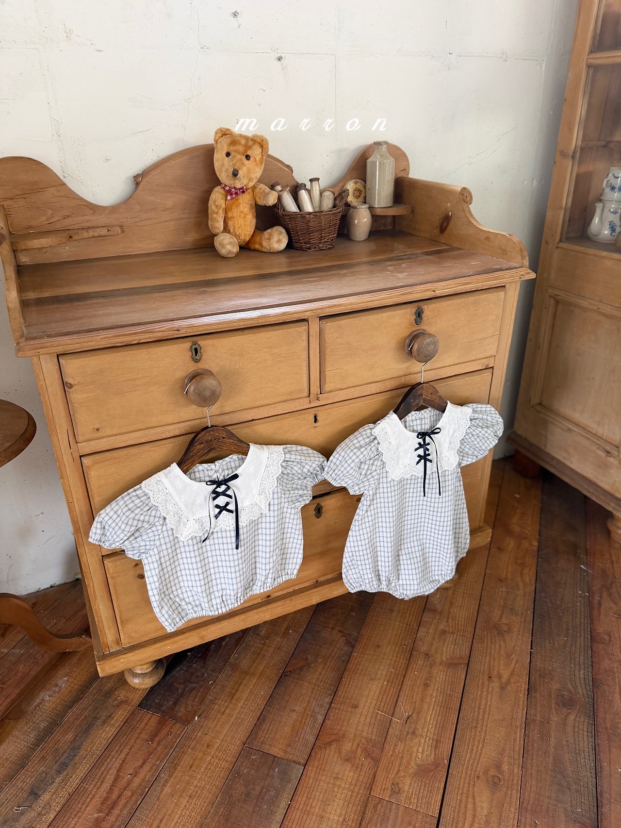 ☀️預訂 韓國直送☀️🇰🇷Marron兩色絲帶蕾絲領格紋泡泡袖包屁衣