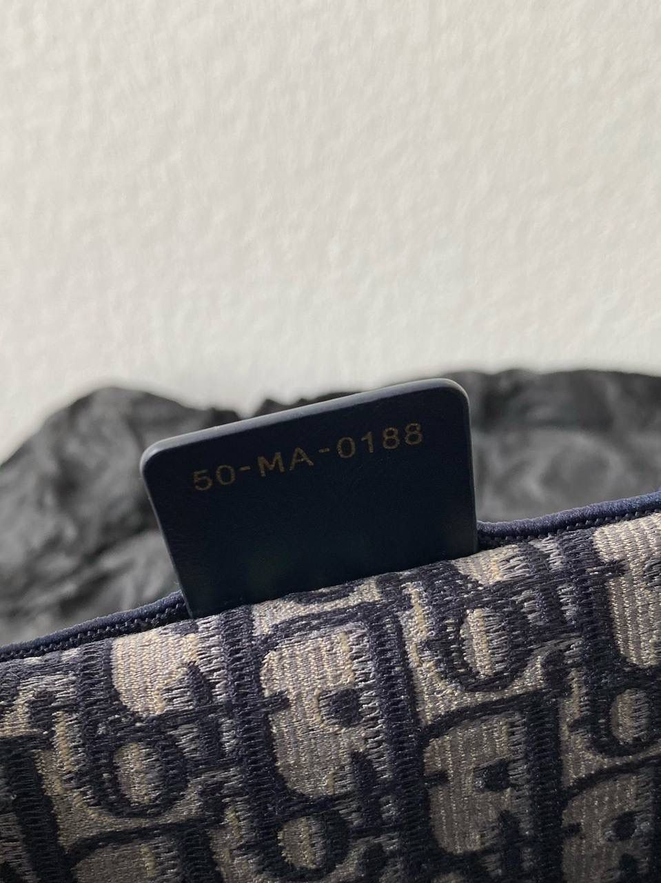 🈶老花蓝，中号 𝗗𝗜𝗢𝗥 𝗕𝗼𝗼𝗸 𝘁𝗼𝘁𝗲 购物袋 火遍大街小巷，席卷整个时尚圈 浓厚的复古艺术气息简直是行走的艺术品 全手工立体刺绣 凹凸有致 超大容量🔥🤩 特别适合想把整个家带出门的姑娘 妈咪袋 公文包 旅行出游好帮手 时髦精人手一只的经典款 36×27×16cm