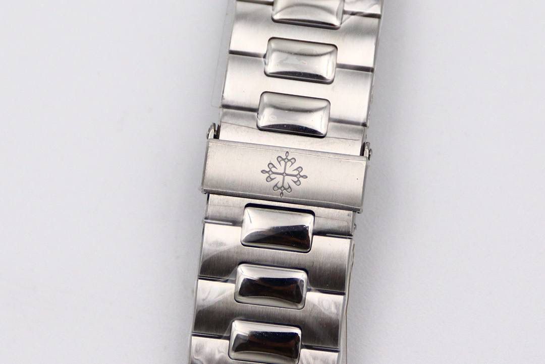 🔥新一代V3百 达 翡 丽🔥Nautilus年历腕表5726系列顶级版本 1⃣️全新一代V3表盘渐变深蓝色更加接近原装，正面可看出中间向四周扩散为蓝色渐变黑色，六点钟位置二十四小时盘同步原装CD纹，（现市面变盘均为蓝色未渐变且没有CD纹的错误版本）最新解毒版本 2⃣️新一代V3表壳，市面因壳身还原本就是一道道考验，各个环节工艺繁杂，现市面版本侧边三字位和九字位的搭配，还有四个功能按钮，基本摸起来都是高低不行且刮手的现象，GR全新一代V3表壳，经过几个月的研究和探讨，真正的意义上的做到了圆润的效果，侧边三字位和九字位搭配不管从什么角度，摸起来均不刮手不高低，同时四个功能按键位置也做出了调整，正品按键是为居中，市面普遍都是偏上且刮手，V3版本真正做到了一比一还原，不刮手且同正品一致居中。完爆市面所有版本 3⃣️V3表链依旧独霸市面，独家巨资开发表链，做到了柔软与贴手并存，每一节钢链中间都为正品一致工艺3D钻石菱形且立体感十足，不管多大多小的手腕均可佩戴，佩戴也极其舒适贴手，侧面与底部的打磨都与壳身一样的细腻。V3全新定义百达翡丽Nautilus终极版本（现市面均为廉价表带，没有正品的钻石菱形，也没有柔软与贴手，佩戴质感偏硬不舒适。还会有Nautilus的味道吗？）