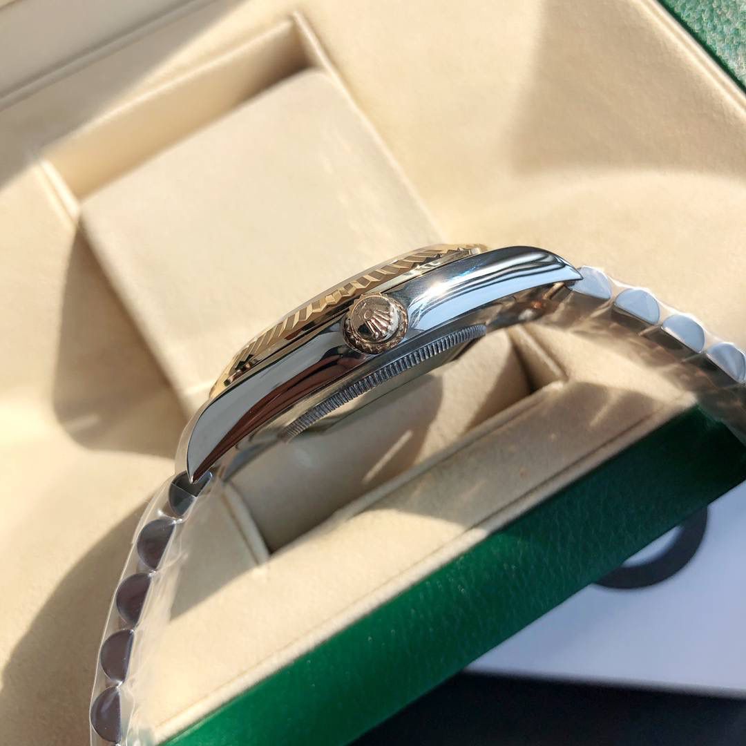 ROLEX- 劳力士日志型！男款41mm完美尺寸。女款36mm尺寸。劳力土专利的Glidelock带扣，这种表扣的好处是潜水员即使穿着潜水衣，也可无须使用任何工具便能轻易调校表带；带扣下的坚固齿状部件可以每小节2亳米的长度，将表带延长至20亳米。蓝宝石镜面，超强夜光，表壳表带做工打磨非常精细，处处彰显细节成就的经典！配全套顶级包装！