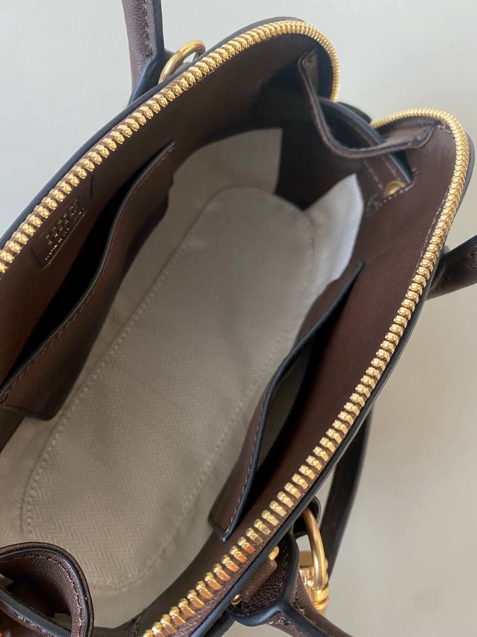 🈶石南木色，迷你 𝗠𝗶𝘂𝗠𝗶𝘂24秋冬贝壳包 年度爆炸款来啦 | 真心被夸爆 没有过分夸张的设计，有着时髦且个性的圆弧包型，形似贝壳，看着很轻松又舒适一点也不会给人压力 双向拉链在保证实用性的同时让它充满了复古的调性，搭配上腰带式设计细节，时髦有态度 面料手感软糯，拎在手上可以切确感受到高级质感 迷你：8×13×21cm #F0022m 小号：16.5x28x10cm 大号：33x17x11cm