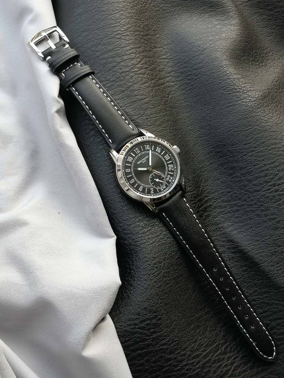 百达翡丽复杂功能系列5224R-001重磅登场，复杂时计腕表，以超复杂的工艺技术打造休闲运动腕表。 机芯采用复刻版31-260 PS FUS 24H自动上链机芯，在实现外观的逼真前提下，功能一并完美诠释。 改装大师独立制表人，倾情参与定制改装表盘颜色，给予独一无二的腕表增添有趣的灵魂！ 匠心力作 欢迎各位表友品鉴！