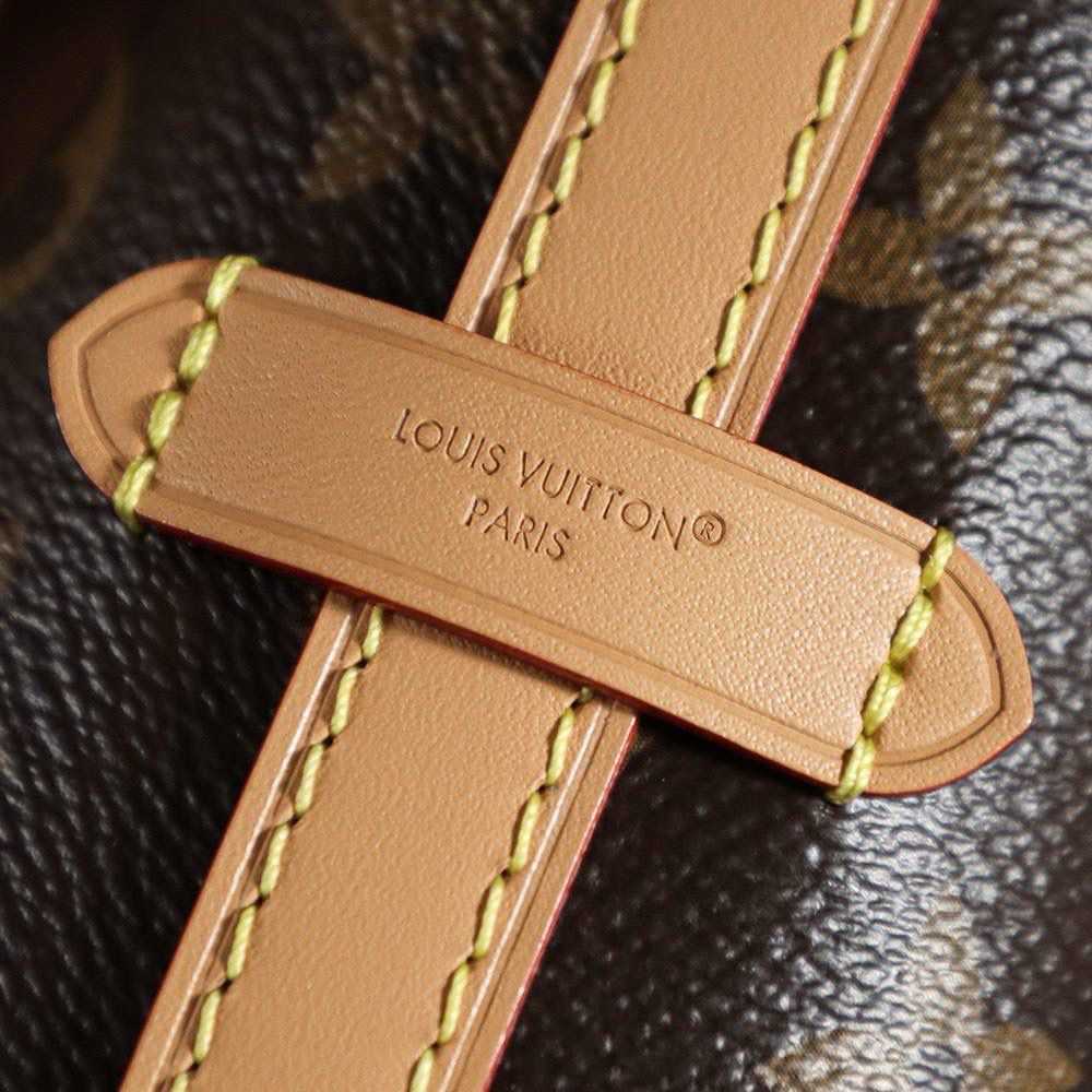 𝐂𝐀𝐑𝐑𝐘𝐀𝐋𝐋 𝐁𝐁芯片菱形跳动码系列🎀 延续了爆款𝑪𝒂𝒓𝒓𝒚𝒂𝒍𝒍家族系列， 再次新出大宠儿爆款𝑪𝒂𝒓𝒓𝒚𝒂𝒍𝒍 𝒃𝒃系列，真的是太太太好看了！ 上市的第一天直接处于断货王c位，🔥‼️ 华丽的外形体现出了高贵的气质，全新的设计不仅时尚且实用性超强！ 休闲随性慵懒风，颜值直接封神，作为日常通勤包都是绝佳的选择！👍💯 五金材质：厚镀纯钢𝟐𝟒𝒌五金 皮料材质：法国原厂皮面料【芯片版】 尺寸详情：𝟏𝟕*𝟏𝟎*𝟐𝟔𝐜𝐦