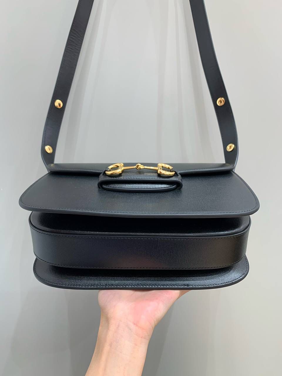 新背景实拍正品级 。Gucc1 Horsebit 1955马鞍包(原厂皮黑色) 销量王🔥全新升级2代马鞍包 马鞍包我真的爱了，火爆程度你们都知道 全新升级版本我相信你们会更加疯狂 肩带做了修改使用起来更加美观 更加立体的版型让马鞍包更加霸气十足 全铜马衔扣五金搭配开发部原厂皮 真的是绝了，拿到手你们都会惊艳！ 虽然出来很久了，但火热程度丝毫不减 国内外博主基本人手一个，搭衣服超赞！ 全新升级版本一定要买一个出去炸街！ 型号 602204 尺寸 25x18x8cm