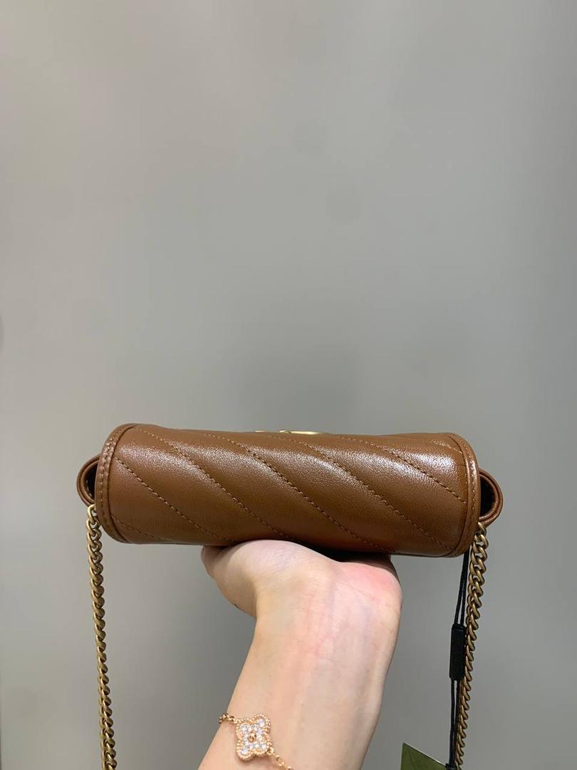 新背景实拍正品级 。经典款焦糖色16.5cm‼️ 一只可爱的小金棕，终于等来marmont出新色了，而且不是那种让人扎眼的马卡龙色，这次是超级好看的焦糖色，这个颜色秋冬搭配衣服真的是绝了，现在用撞包几率也很低 所以赶紧买‼️ 型号476433；尺寸16.5/10/4cm