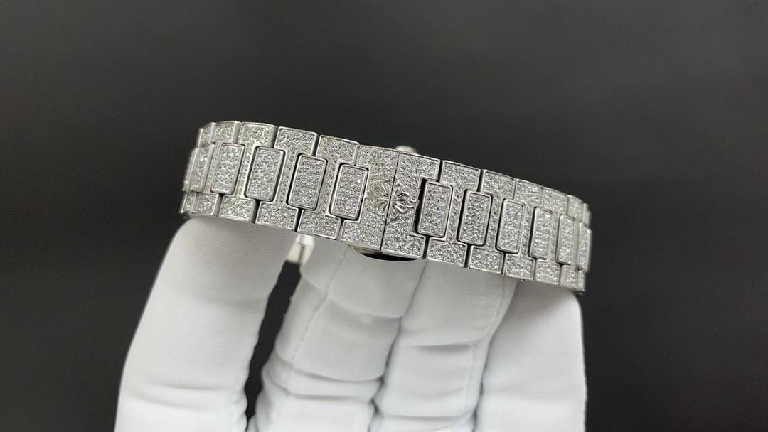 新品 重金打造经典时计——百达翡丽7118女士鹦鹉螺 满钻限量款 少量到货，限量供应（全身采用八心八箭天然奥宝水钻） 🉐️赠送价值💰288旅行便捷定制手表表盒 腕表:定制324 S自动一体上链机械机芯，中心大秒针 表盘:密镶钻，拥有286颗钻 表壳:密镶拥有518颗钻，拥有蓝宝石水晶透盖。防水系数30米。直径35.2mm 表链:采用拥有1729钻采用罕见的“不规则雪花镶钻”工艺，令腕表更添耀眼光彩，这项工艺需要将大小各异的钻镶嵌并固定到位，尽可能隐匿每颗钻之前的贵金属痕迹。 顶配鹦鹉螺7118满天星 目前算是最奢华的女款鹦鹉螺 应该没有人能拒绝了它了吧 雪花❄️镶钻全身 不仅是表盘，表带都是雪花镶钻总之一个字“闪”（白色为真空炉内白金，玫色为真空炉内纳米玫瑰金） 精品，欢迎表友品鉴！