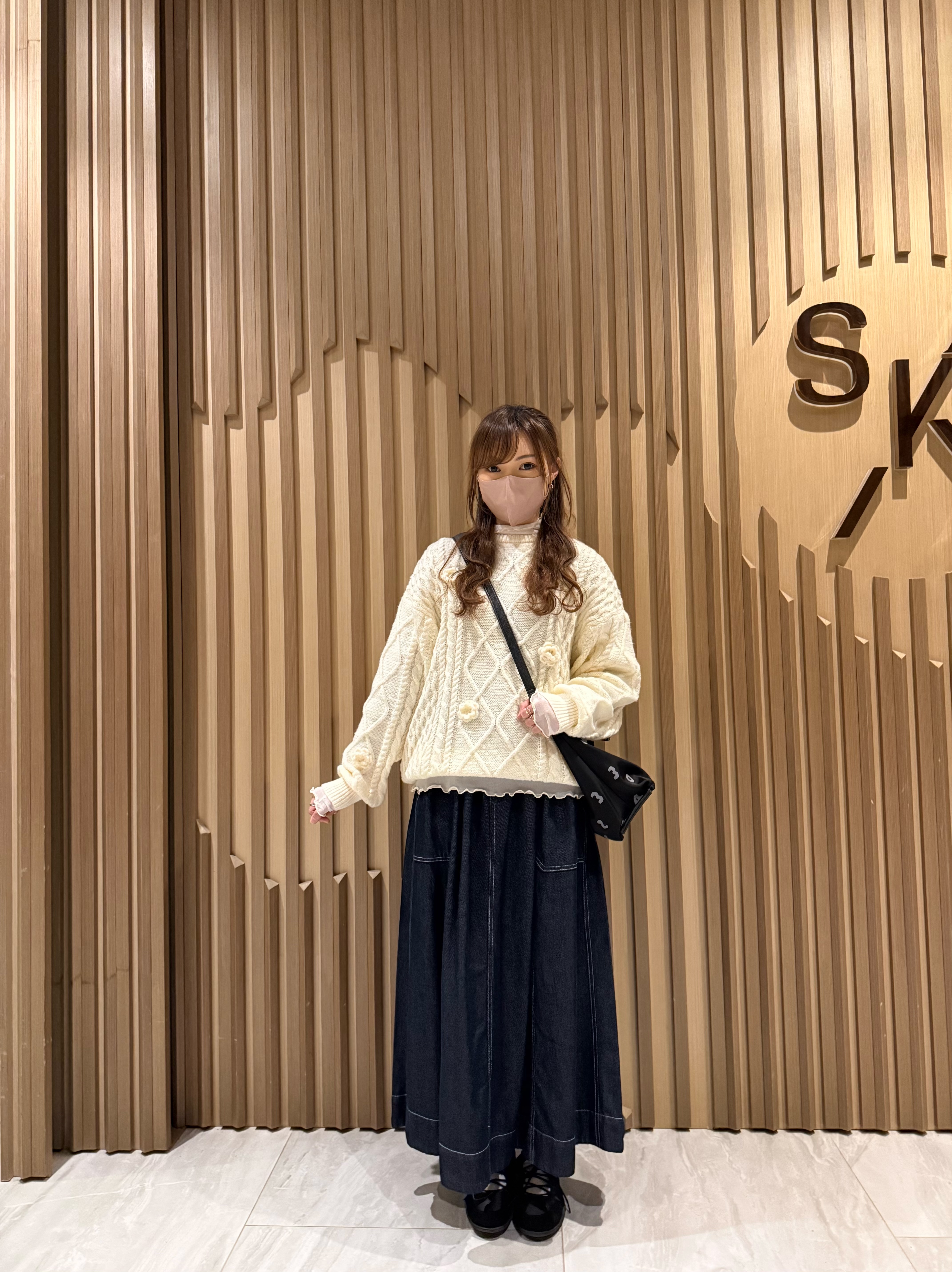 立體刺繡花冷衫（白色）