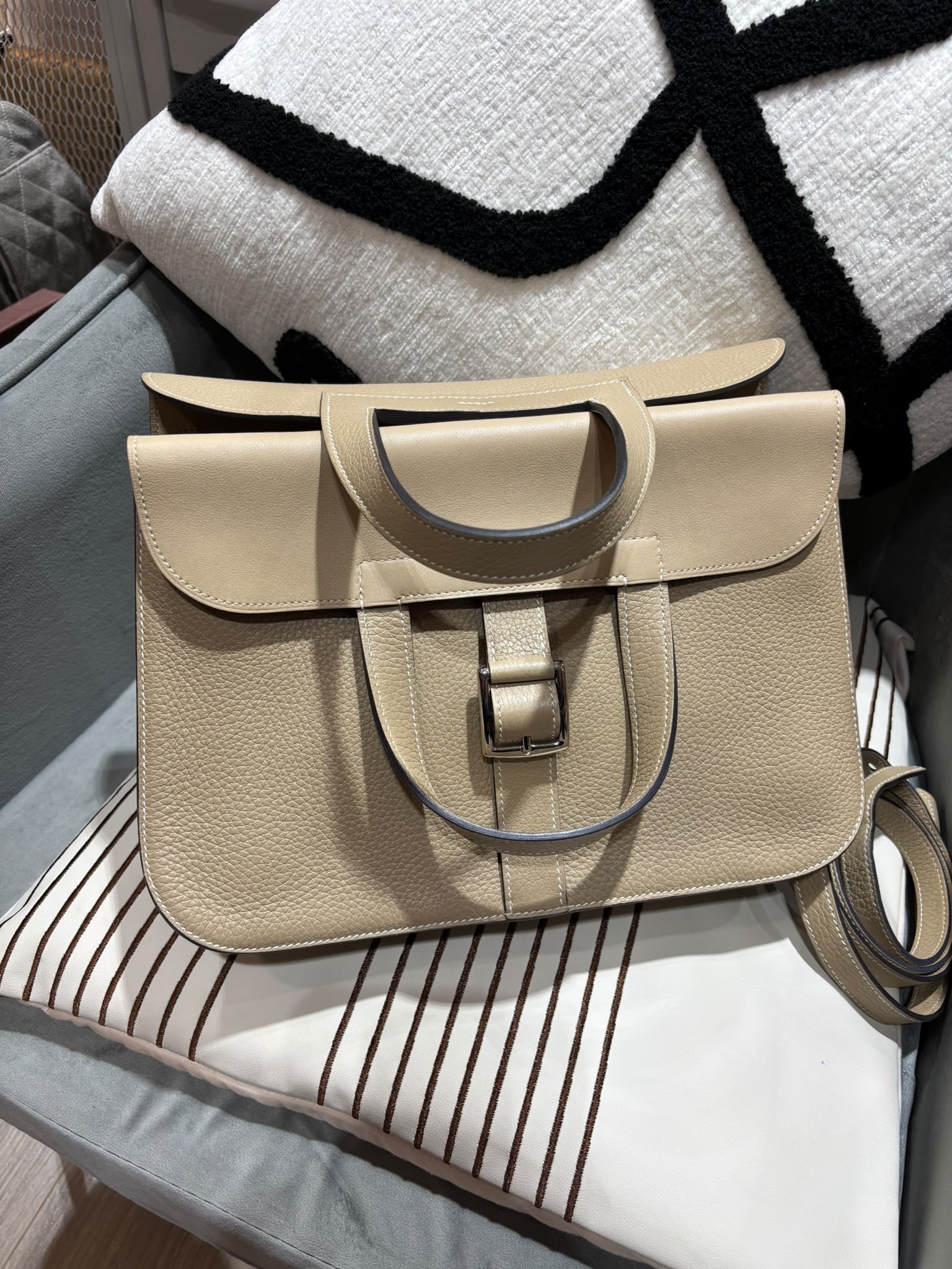 Hermes Halzan 31 Stamp A 風衣灰 100%Authentic, 98%New ✅Dust bag✅Box