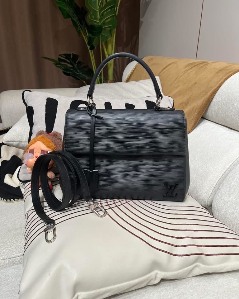 Lv Cluny bb epi leather black 100%Authentic,95%new ✅專門店收據✅key lock✅strap✅dust bag