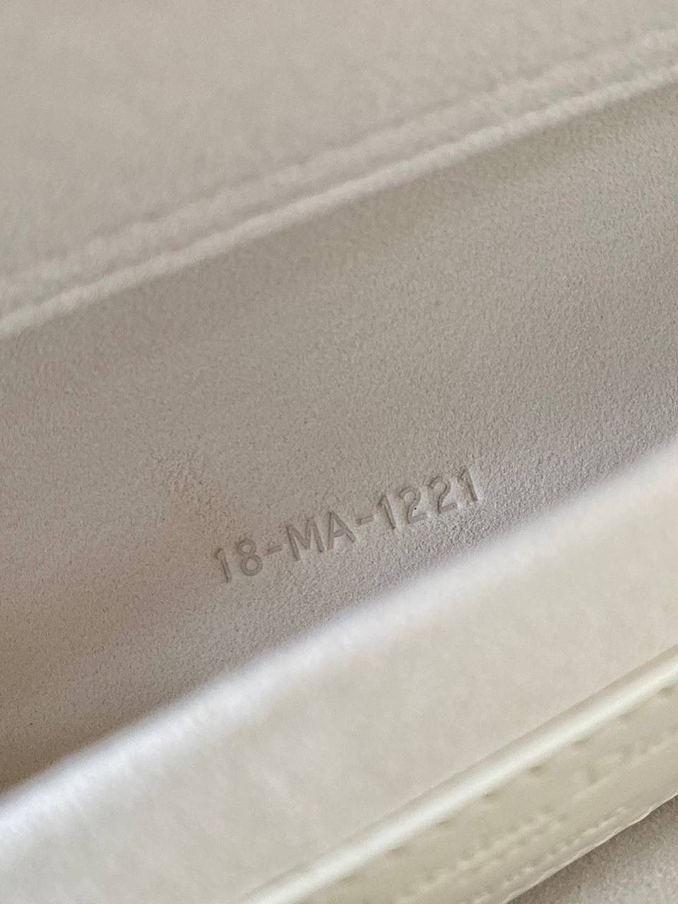 钻石白🎀𝗗𝗶𝗼𝗿 𝗗-𝗝𝗼𝘆 𝗯𝗮𝗴 时尚果然就是轮回，回归了一把中古戴妃 特殊处理的哑光牛皮钻石藤格纹，八个切割面挺括有型，全套磨砂材质五金，长方包形短链条➕细长肩带直接封神！！ 复古时髦感超强，真是什么场合都可以把住 绝对是lady中的天花板了，强势出圈啦姐妹们😎✨ 26 x 13.5 x 5cm