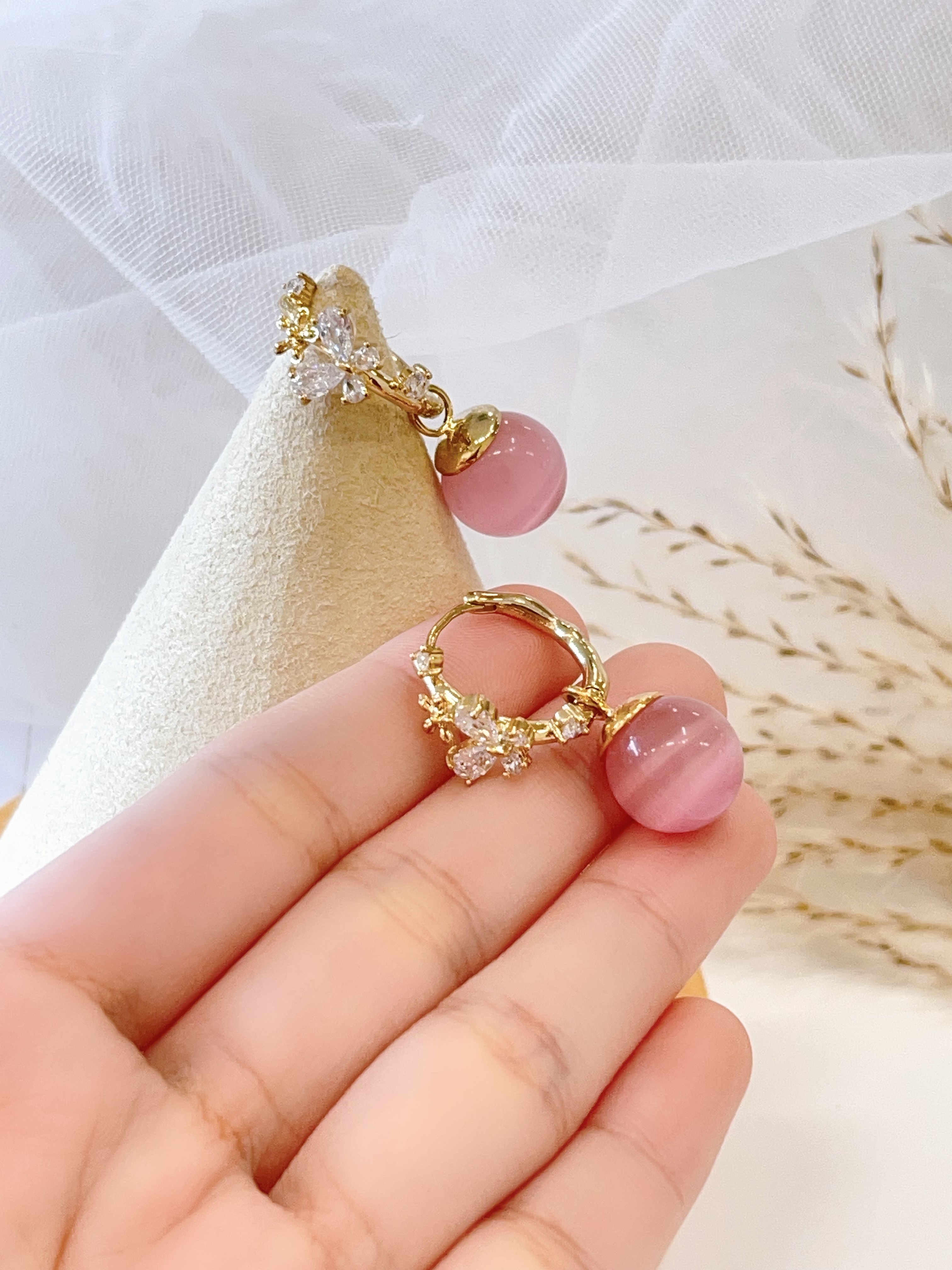 粉猫眼球蝴蝶锆石耳扣耳环