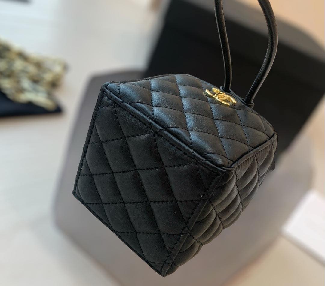【現貨】CHANEL VVIC Gifts 菱格紋迷你贈品袋