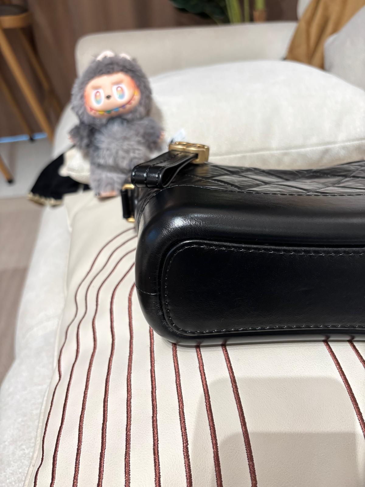 Chanel Gabrielle hobo small calfskin 黑金 100%Authentic,98%new ✅26 card✅dust bag✅box
