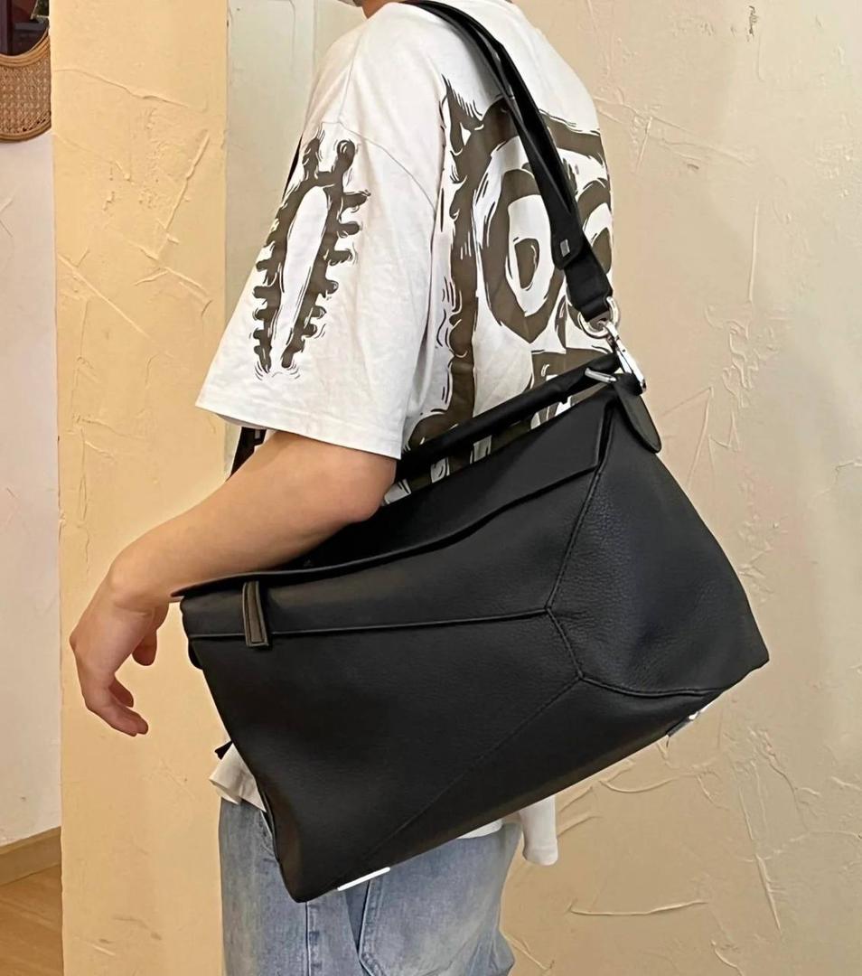 🎈大号𝘗𝘶𝘻𝘻𝘭𝘦 𝘌𝘥𝘨𝘦* ——【👉🏻黑色荔枝纹】 尺寸：𝟑𝟕-𝟏𝟗-𝟐𝟑𝐜𝐦 编码：260404 ❤️ 经典拼图系列，不规则立体几何设计，最具辨识度的立体廓形和几何美学，顶级进口机搭配德国沙菲线，独家定制五金，𝗬𝗞𝗞拉链拉头 ❤️容量超大，颜值高，四季百搭，日常出行通勤必备款