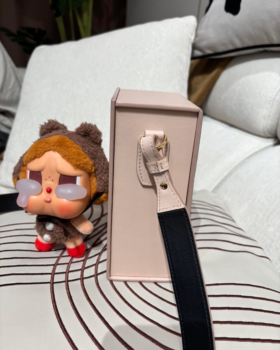 FENDI Calfskin VERTICAL BOX Shoulder bag 100%Authentic,95%new 