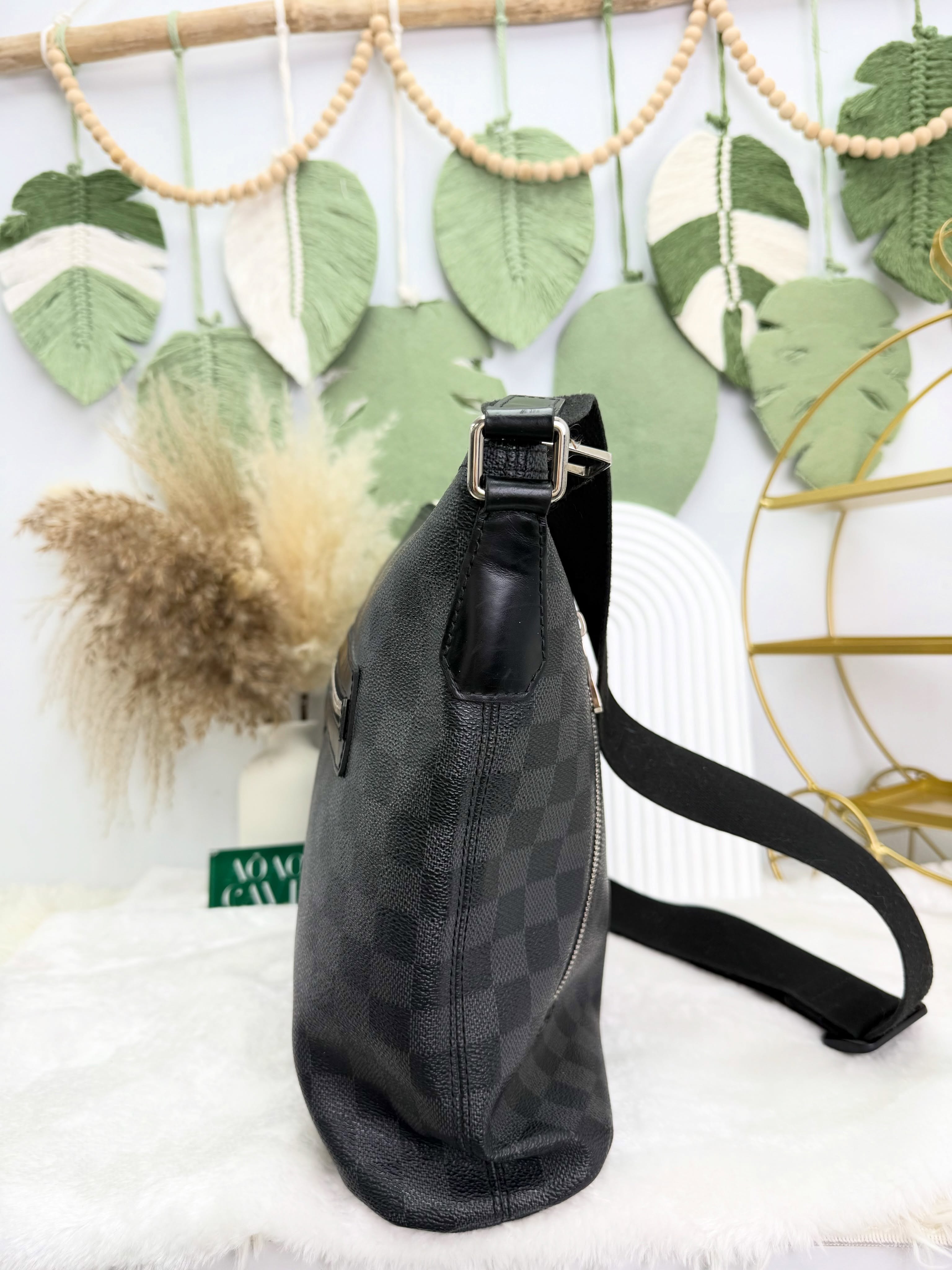 Lv👜 PRE OWNED 🛍️Damier Graphite Mick MM  黑灰格仔 斜孭袋🖤