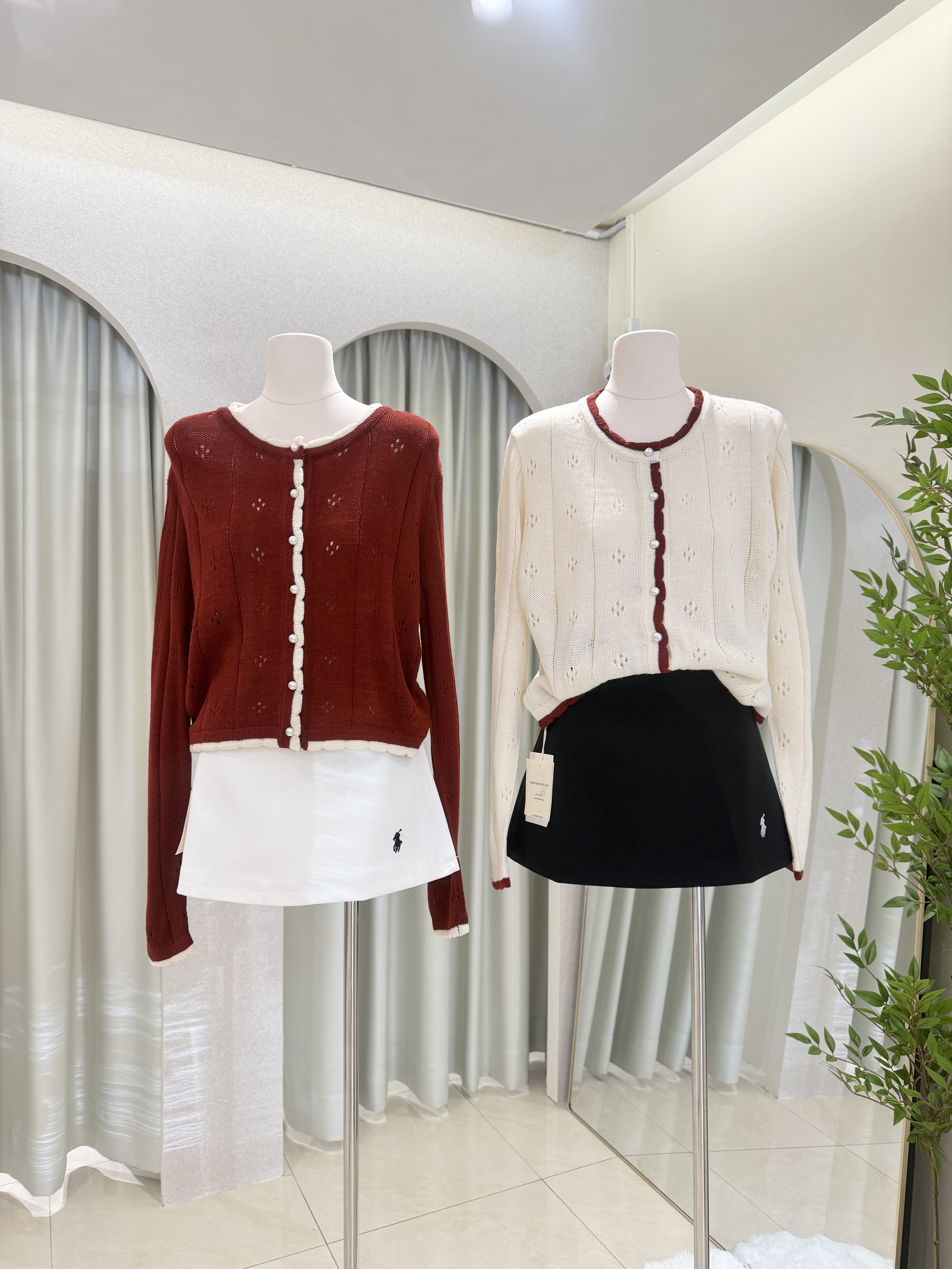 6714 温柔木耳边镂空长袖