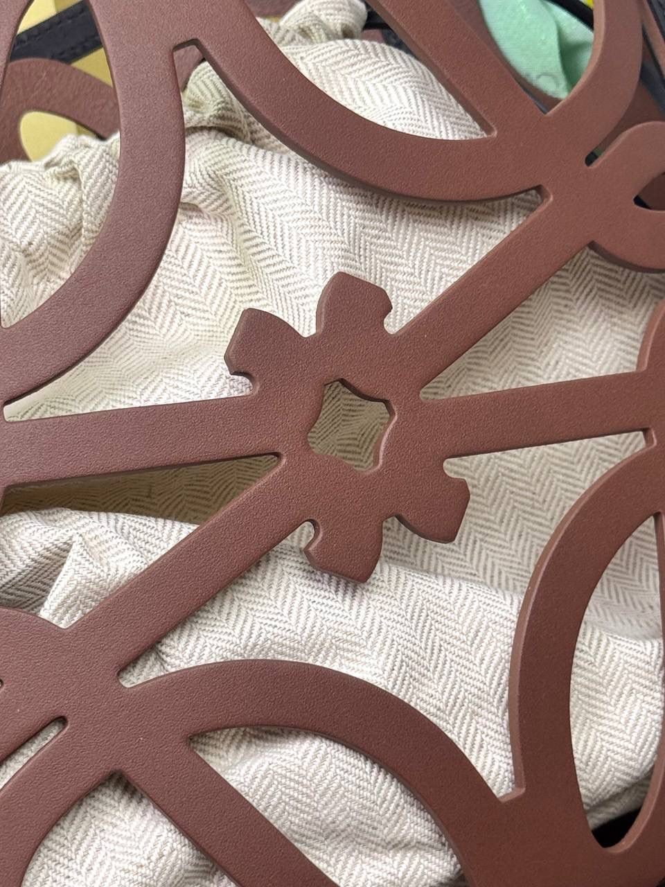 📍小号𝘼𝙣𝙖𝙜𝙧𝙖𝙢 𝙏𝙤𝙩𝙚镂空包 —【棕色到货😍】 编码：652210 尺寸：𝟑𝟐-𝟏𝟐-𝟐𝟓.𝟓𝐜𝐦 ❤️以品牌经典Anagram图案镂空牛皮革制成•搭配牛皮革提手肩带和人字形棉帆布束带内袋。 ❤️可肩背或手提。包包自重轻•容量大•优雅与洒脱•自由切换。