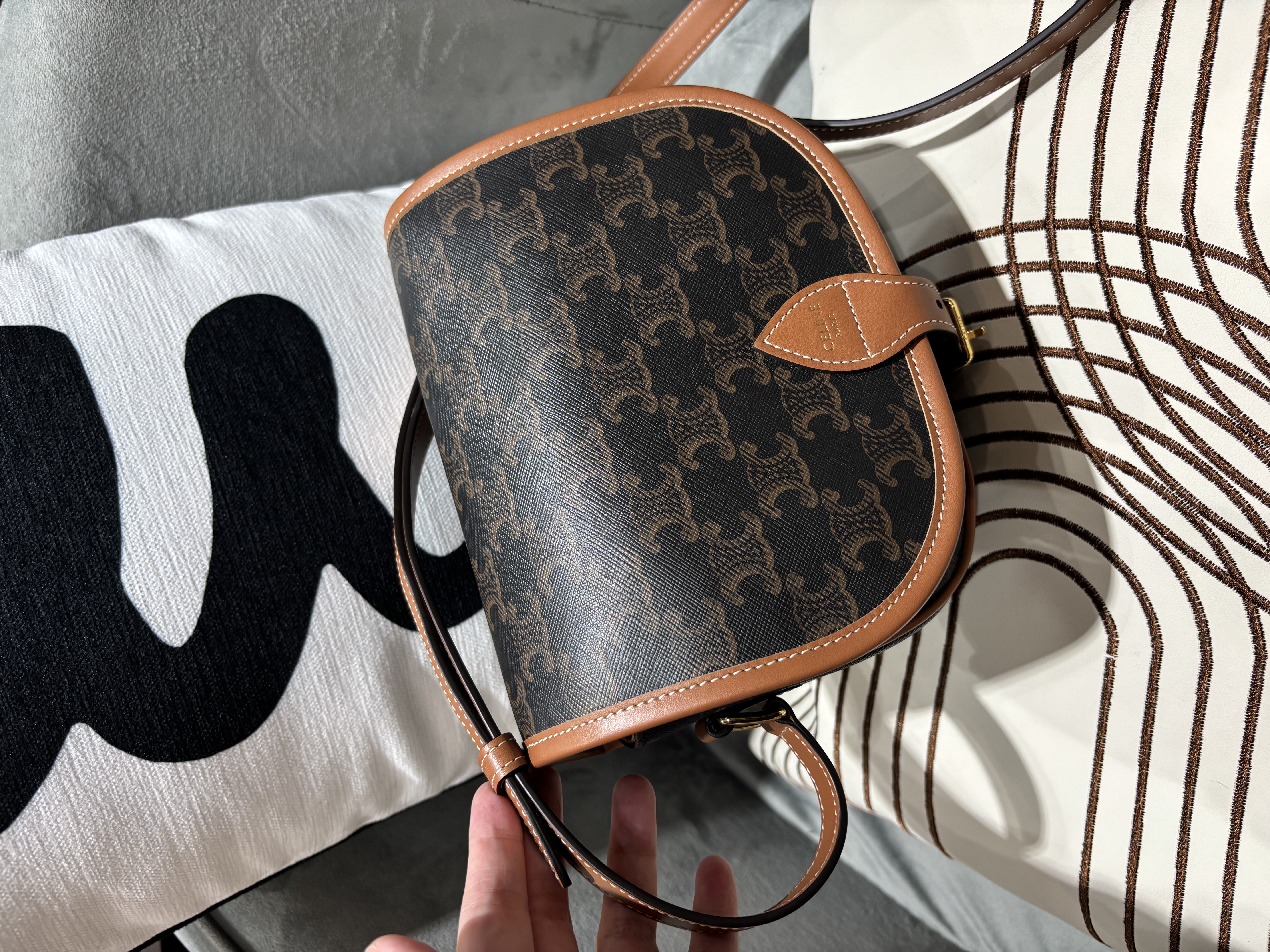 全新未使用品 CELINE FOLCO medium Crossbody Bag 100%Authentic, 全新未使用品 ✅tap✅dust bag