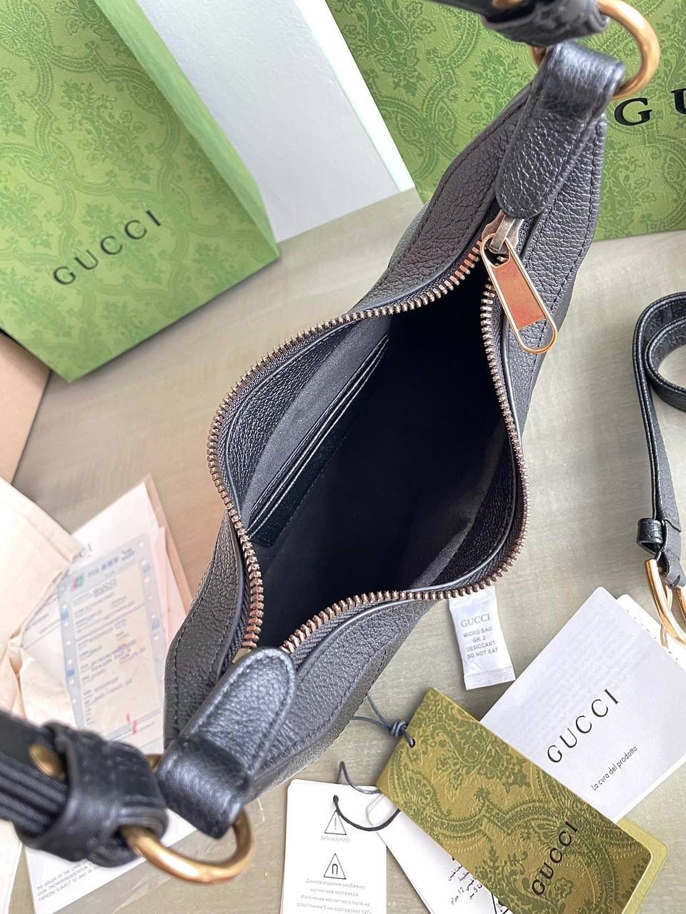 独家特级正品 。G731817！尺寸：25x19x7cm！Cosmogonie)系列在意大利历史悠久的蒙特城堡亮相。这一全新的新月造型小号肩背包从品牌典藏元素汲取灵感，采用柔软皮革材质呈现，并饰有在20世纪70年代亮相的双G标志🔥🔥🔥 它配有两条可肩带 可调节肩带（55厘米高） 可拆卸链式肩带（26厘米高）