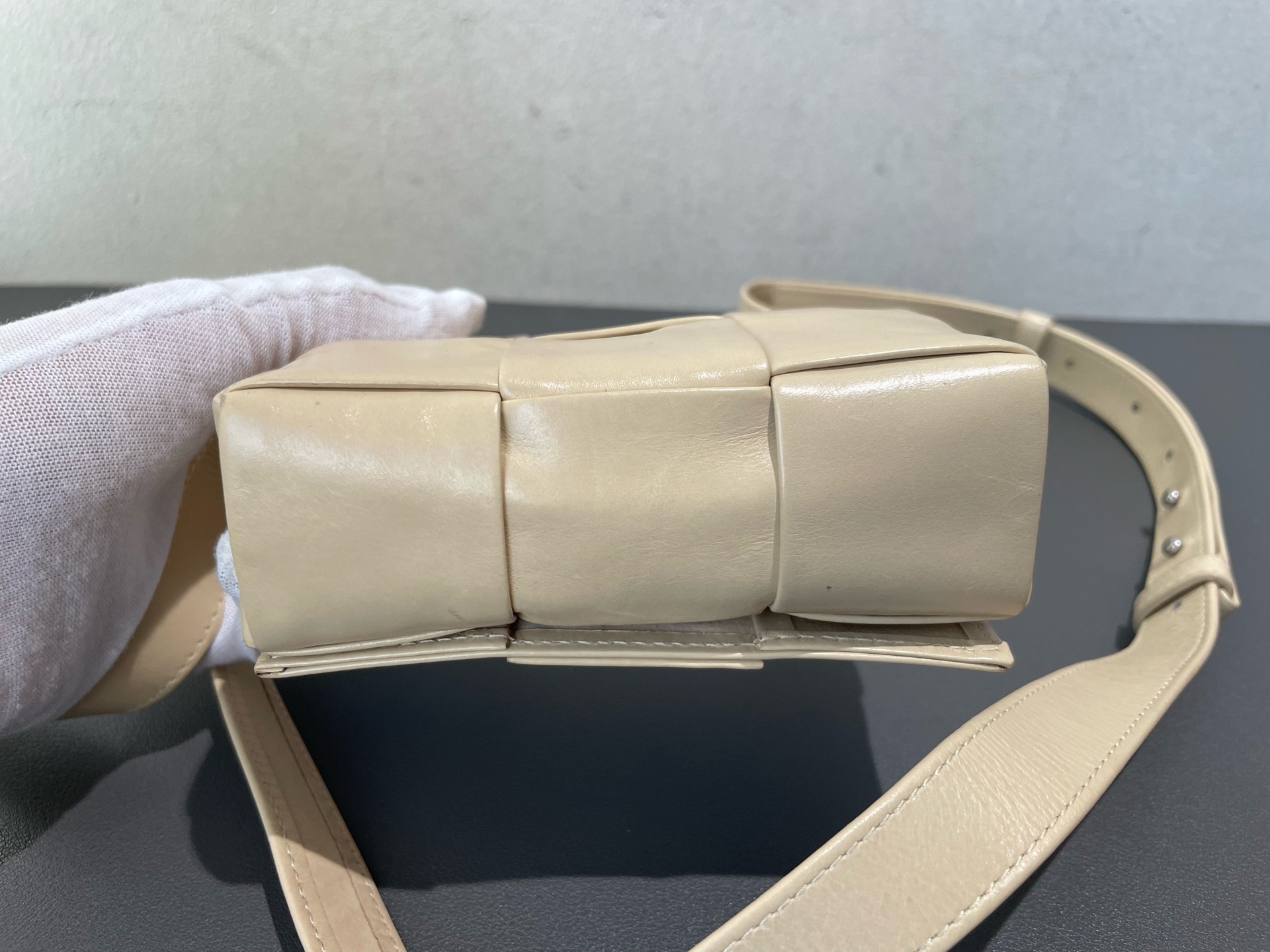 【預訂貨品】BV Candy Cassette六格米黃色編織包 