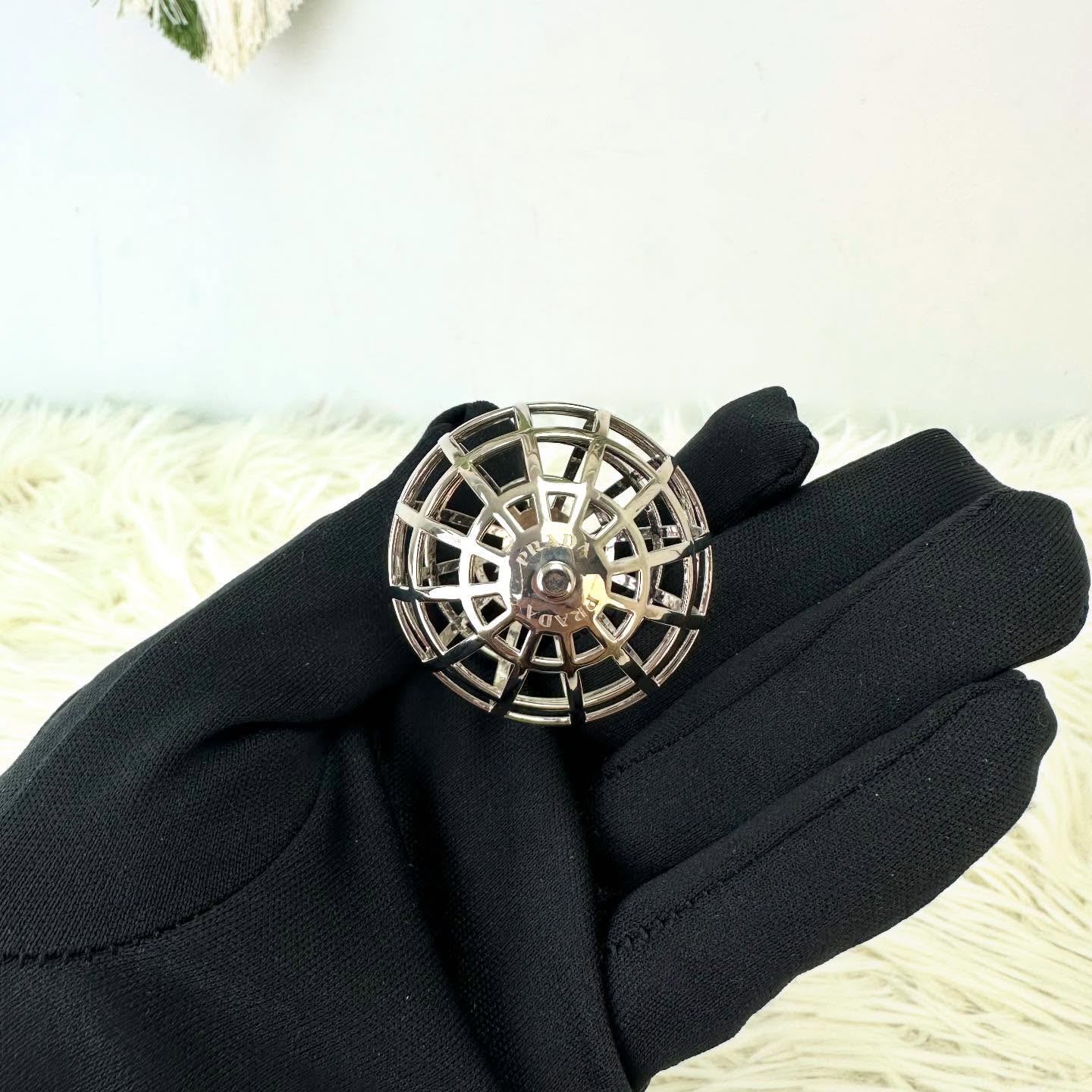 PRADA 🤍PRE OWNED 銀色地球金屬鎖匙扣 全套有盒🩶 