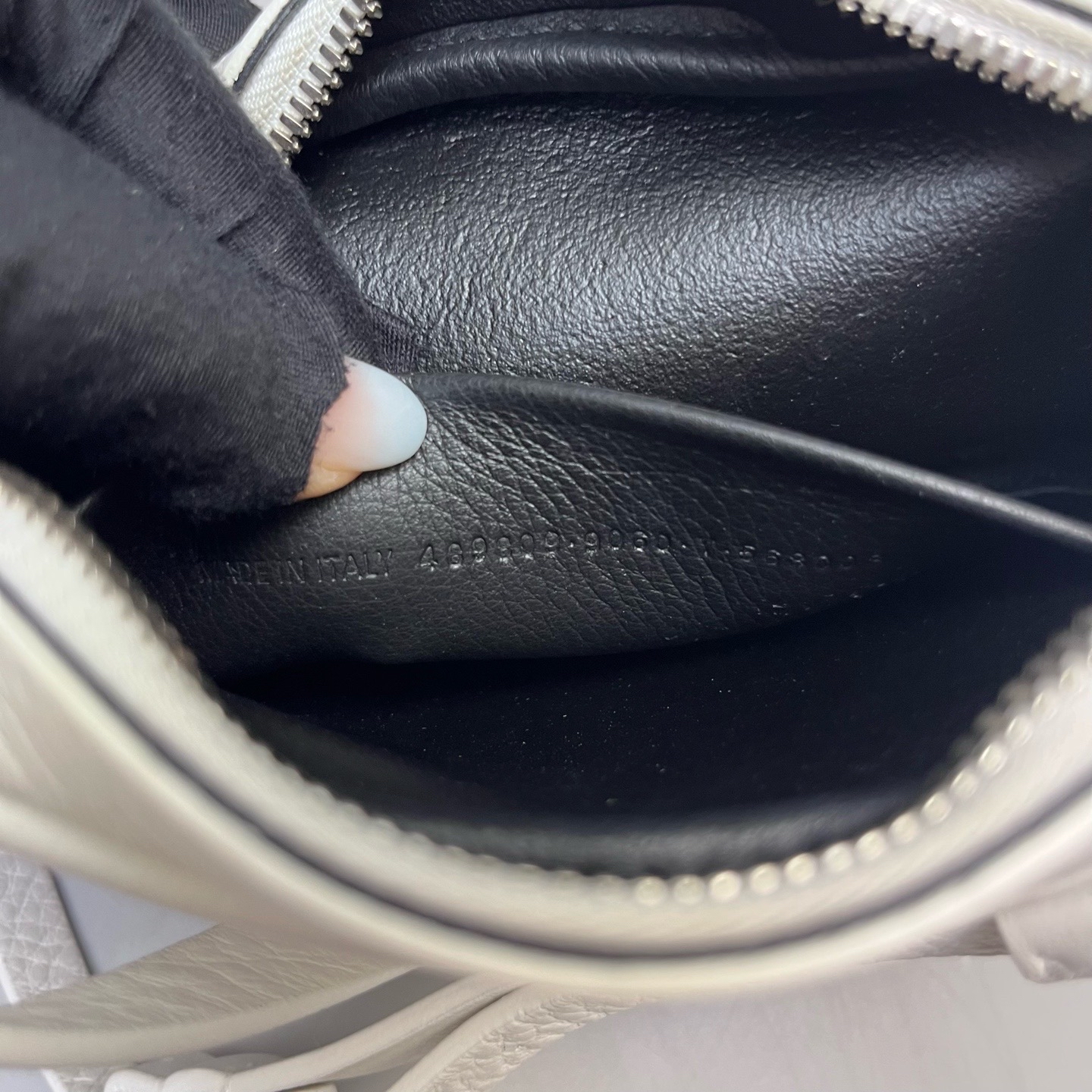 【預訂貨品】巴黎世家白色全皮相機包