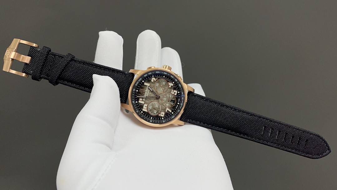 🚀皇家橡树26048离岸型41爱计时机械腕表💯 1.壳套按照原装开模多道工序顶级处理 2.一体字面立体工整的盘面“饼干纹理”和原装一模一样 3:316精钢表壳原装开模细节经过多道工序的打磨磨砂处理 4.7750机芯9字位小秒走时精准 5.表镜选用进口防眩水晶蓝宝石玻璃镜面 6.表带搭配进口意大利小牛皮以及帆布皮带，表扣实用原装针扣，尺寸41mm，爱彼入门级强烈推荐，精品打造