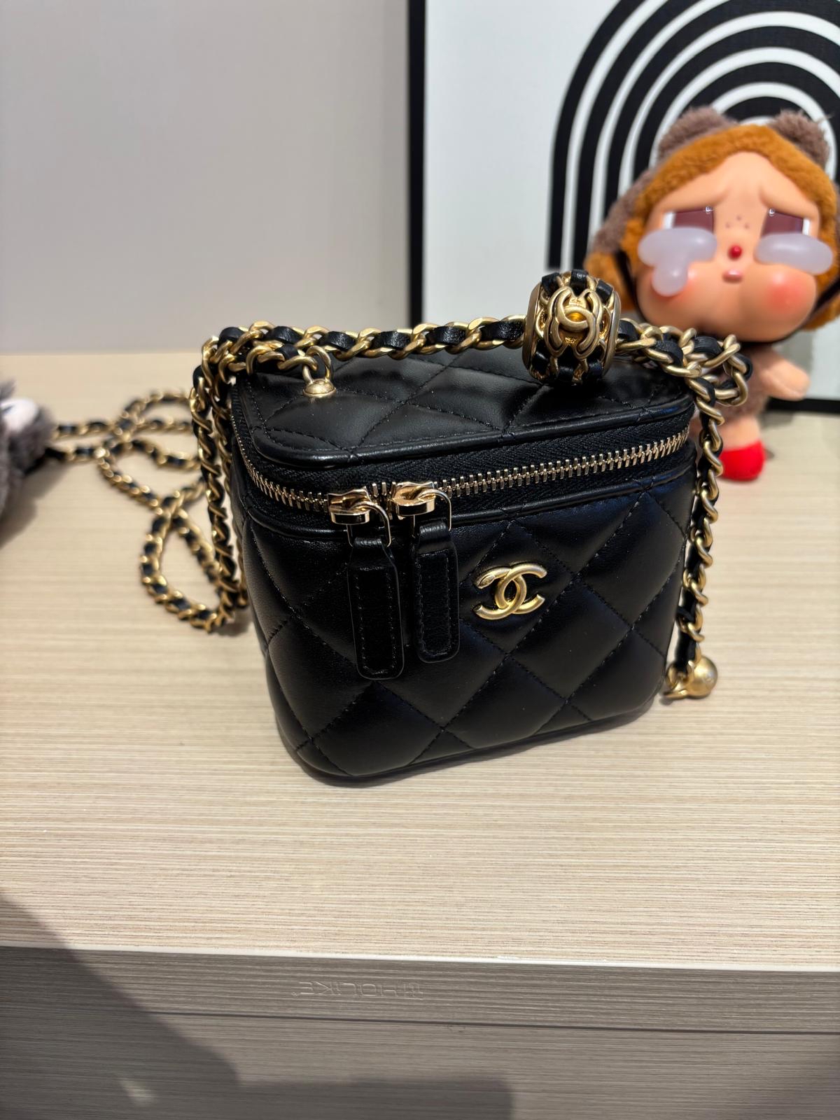 Chanel vanity with pearl crush 金球 100%Authentic ,98%new ✅card✅dust bag✅box