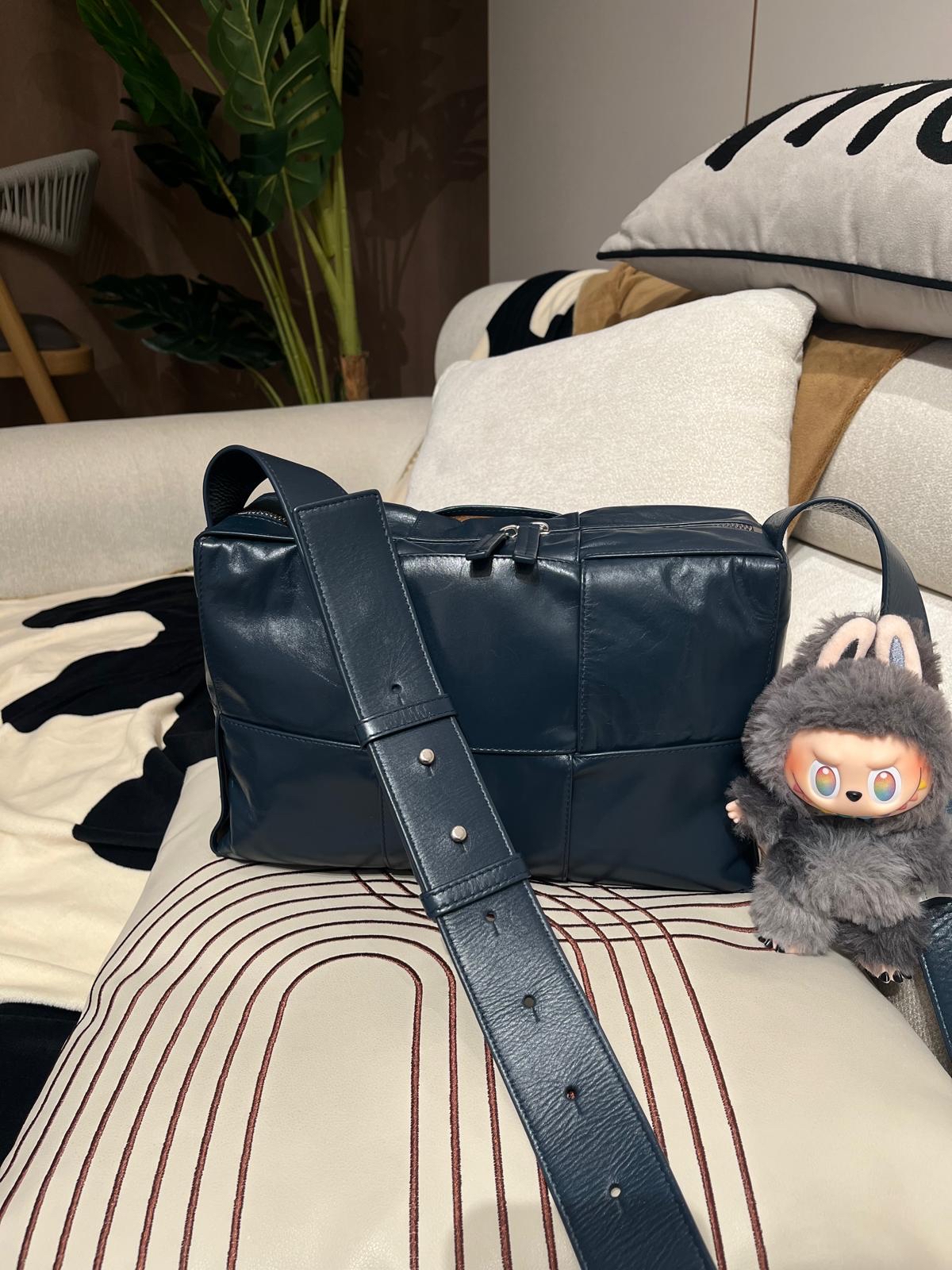 BOTTEGA VENETA BV CASSETTE SHOULDER BAG  100%Authentic,98%new ✅dust bag W29cm x W10cm x H18cm