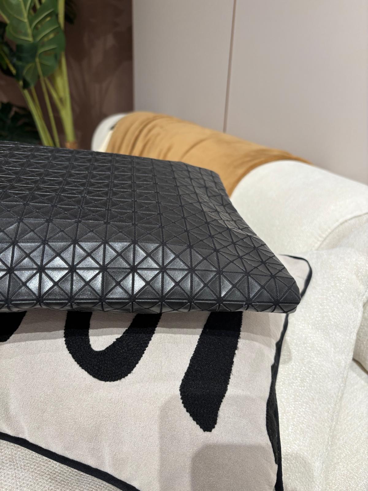 Issey miyake bao bao leather clutch bag pouch 100%Authentic ,98%new✅dust bag 