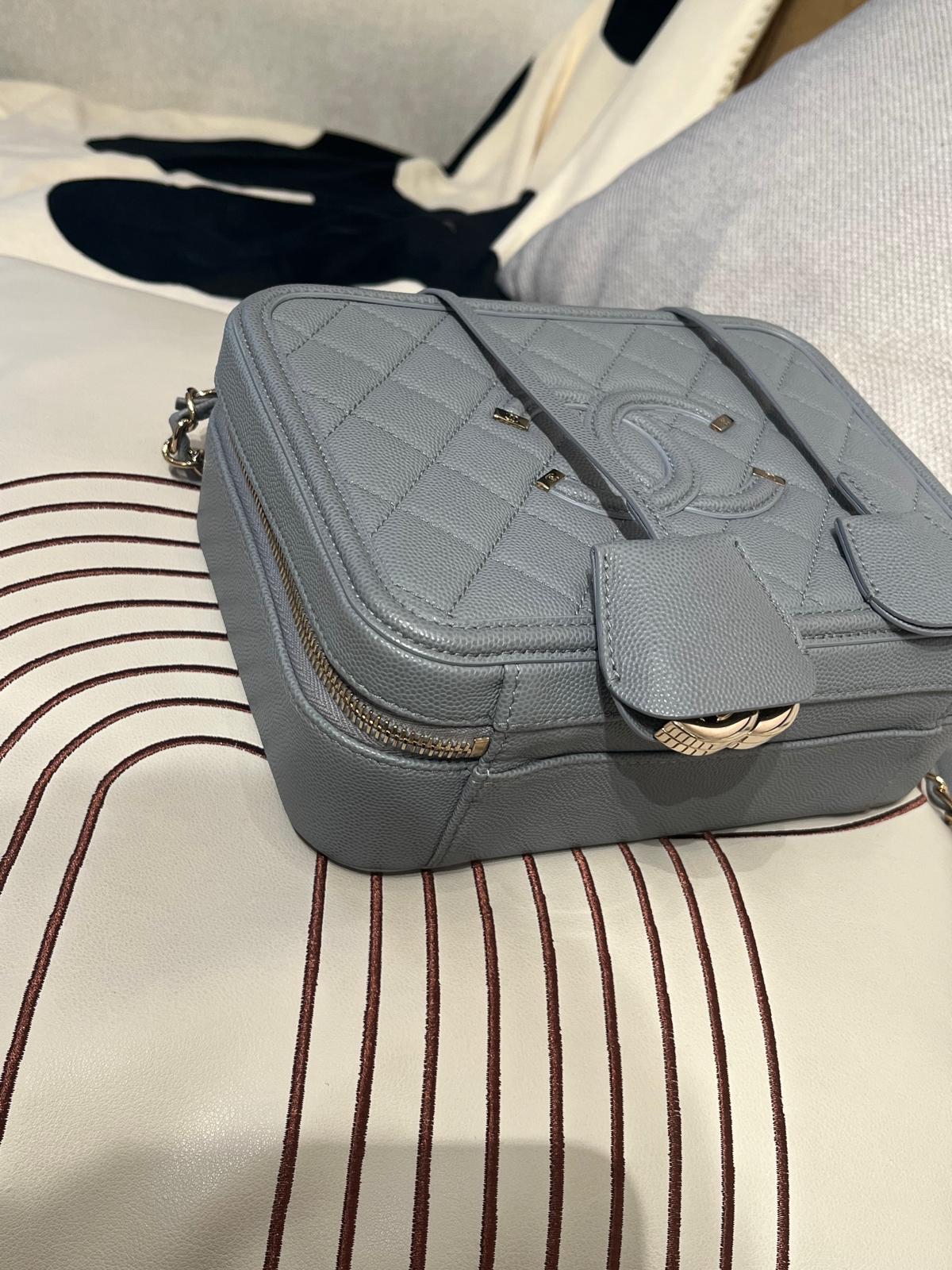 Chanel CC Filigree Medium Light Grey 100%Authentic, 95%New ✅Card ✅Dust bag