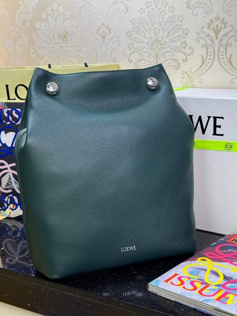 🎈（全钢）新款𝗣𝗲𝗯𝗯𝗹𝗲 𝗛𝗼𝗯𝗼大号 ——【常青色到货💕】 尺寸：𝟮𝟳.𝟱-𝟭𝟭.𝟱-𝟰𝟬𝗰𝗺 编码：652408 【该尺寸配防尘袋】 👉🏻采用进口纳帕小牛皮材质•包包手感超级舒服柔软•自重超轻。 👉🏻正面装饰两颗闪亮的𝗽𝗲𝗯𝗯𝗹𝗲配饰•精致可爱时髦•可调节肩带•腋下单肩斜跨皆🉑。 容量超大•内置拉链插袋•可放置各种证件等小物件•超级实用。