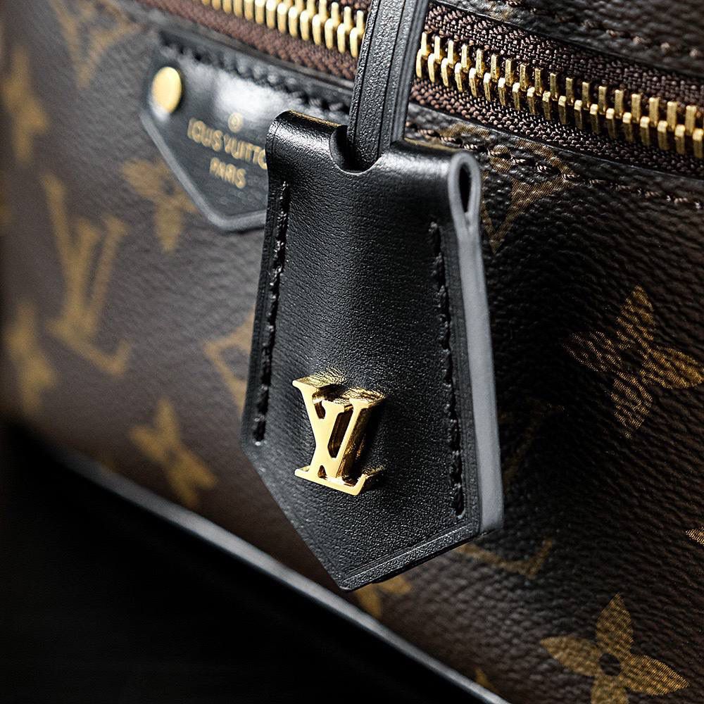 𝐕𝐀𝐍𝐈𝐓𝐘 菱形芯片跳动码化妆包系列🎀 𝑽𝒂𝒏𝒊𝒕𝒚 𝑪𝒉𝒂𝒊𝒏 𝑷𝒐𝒖𝒄𝒉躲不过化妆包真香定律，复古且松弛感直接拉满‼️ 娇小玲珑的包型，比经典老款更加有型，包身依旧采用经典焦糖老花拼色搭配，为了更加满足时髦精们的搭配，它配备了长短肩带，一包可多种背法。🤩😍 至从它的出现，热度至今一直未减，虽然包身变小，可一直不影响它的容纳量，真的是巨巨巨能装，小巧优雅，无论手提 腋下 斜挎设计上身真的超美！❤️❤️ 五金材质：厚镀纯钢五金 皮料材质：菱形法国原厂皮面料【芯片版】 尺寸详情：𝟏𝟗*𝟏𝟏.𝟓*𝟔.𝟓𝐜𝐦